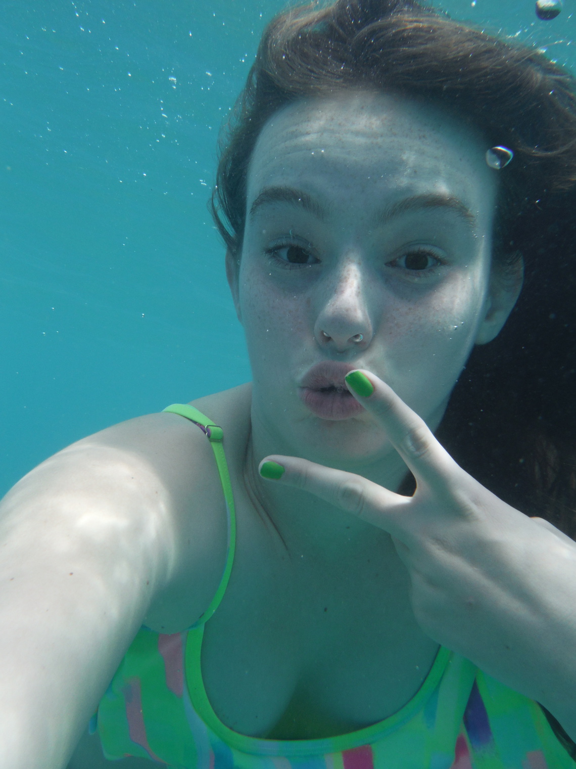 katie-peace-underwater-selfie